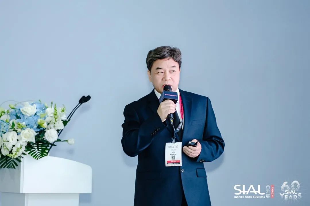 海關(guān)總署進出口食品安全局原一級巡視員，海關(guān)一級關(guān)務監(jiān)督關(guān)銜，中國報關(guān)協(xié)會智庫高級專家徐明煥